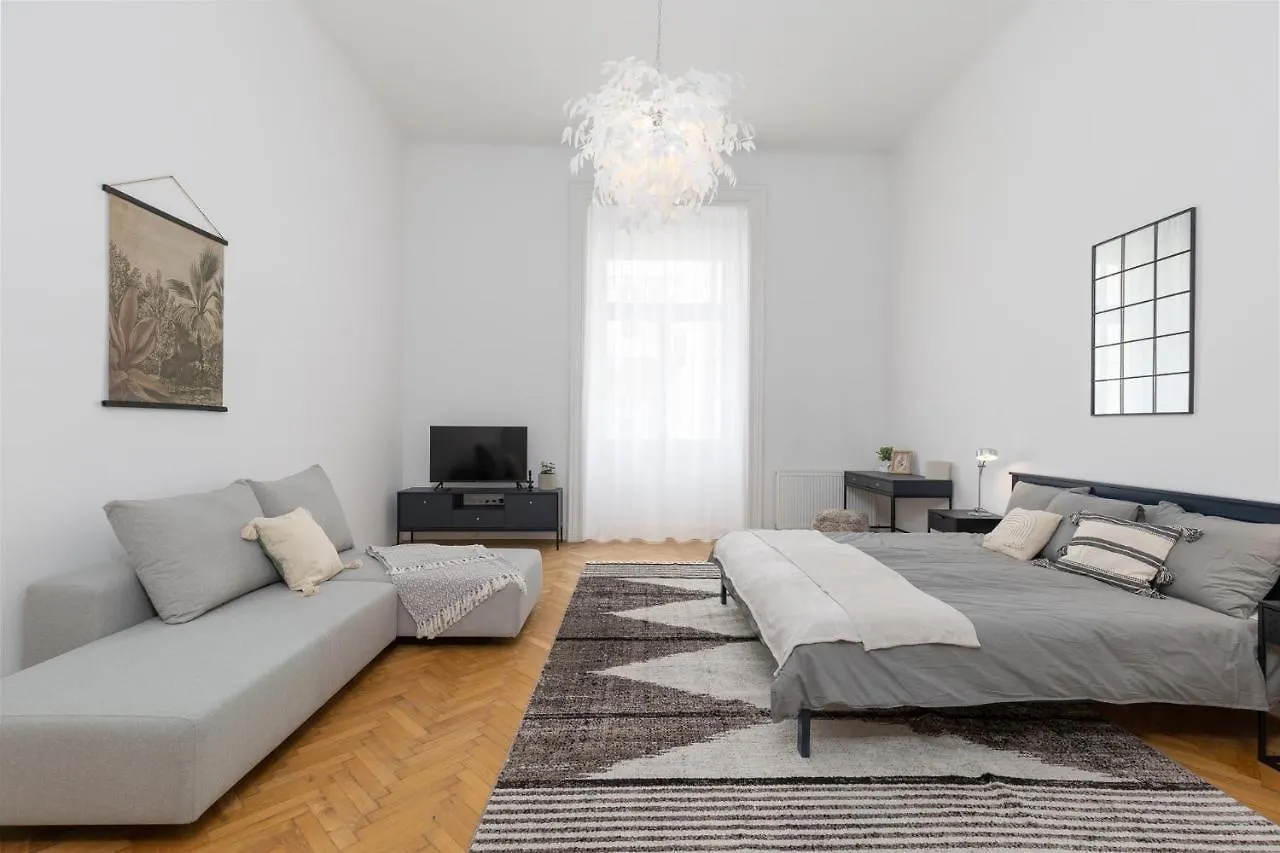 City Center Apartment With Balcony Budapest