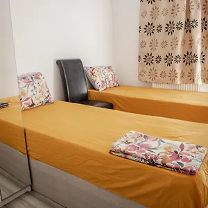 https://floral-5-bed-house-in-london-with-garden-parking.brighton-hotels-england.com
